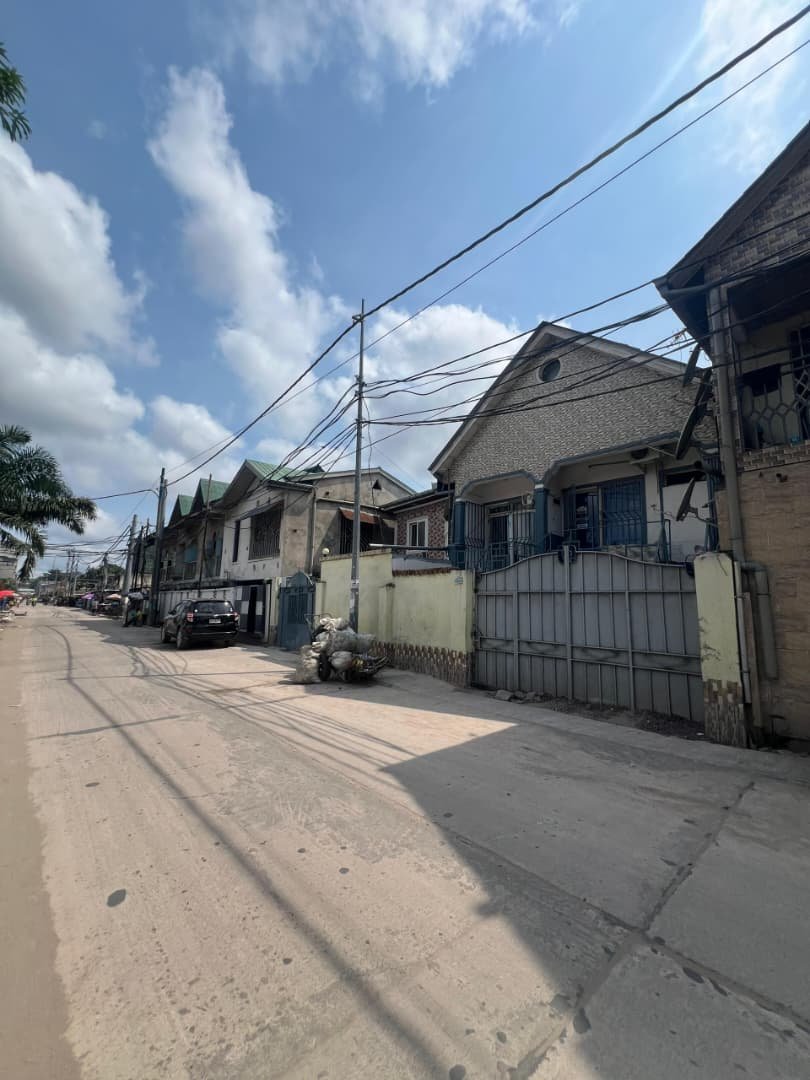 Parcelle habitable à Kintambo - Avenue asphaltée