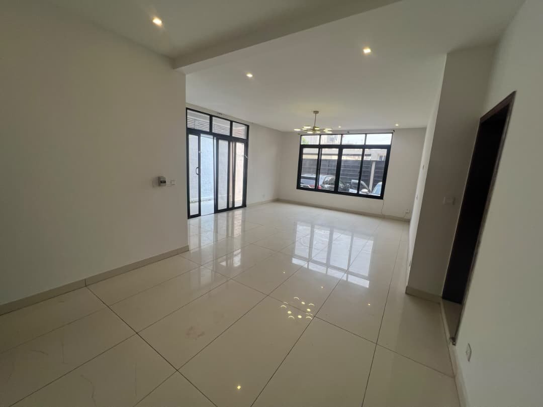 Magnifique appartement nouvellement construit au rez-de-chaussée très bien situé à kintambo